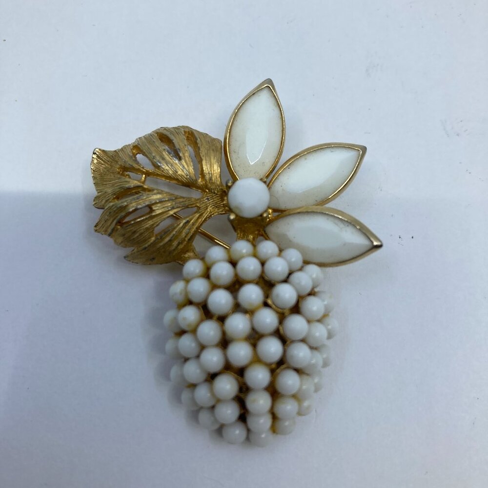 Vtg BSK grapewine pineapple brushed gold tone white lucite brooch
